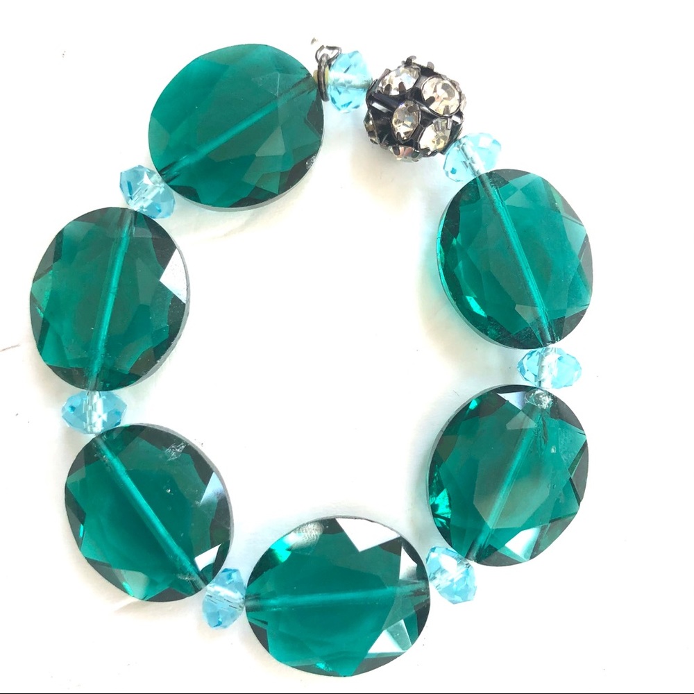 Large emerald green color crystal stretch bracelet